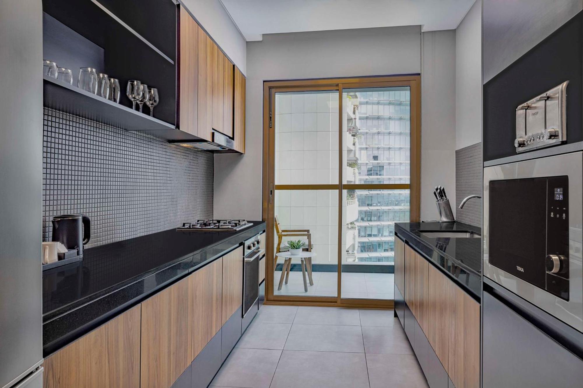 Doubletree By Hilton Dubai M Square Hotel & Residences Εξωτερικό φωτογραφία A modern kitchen