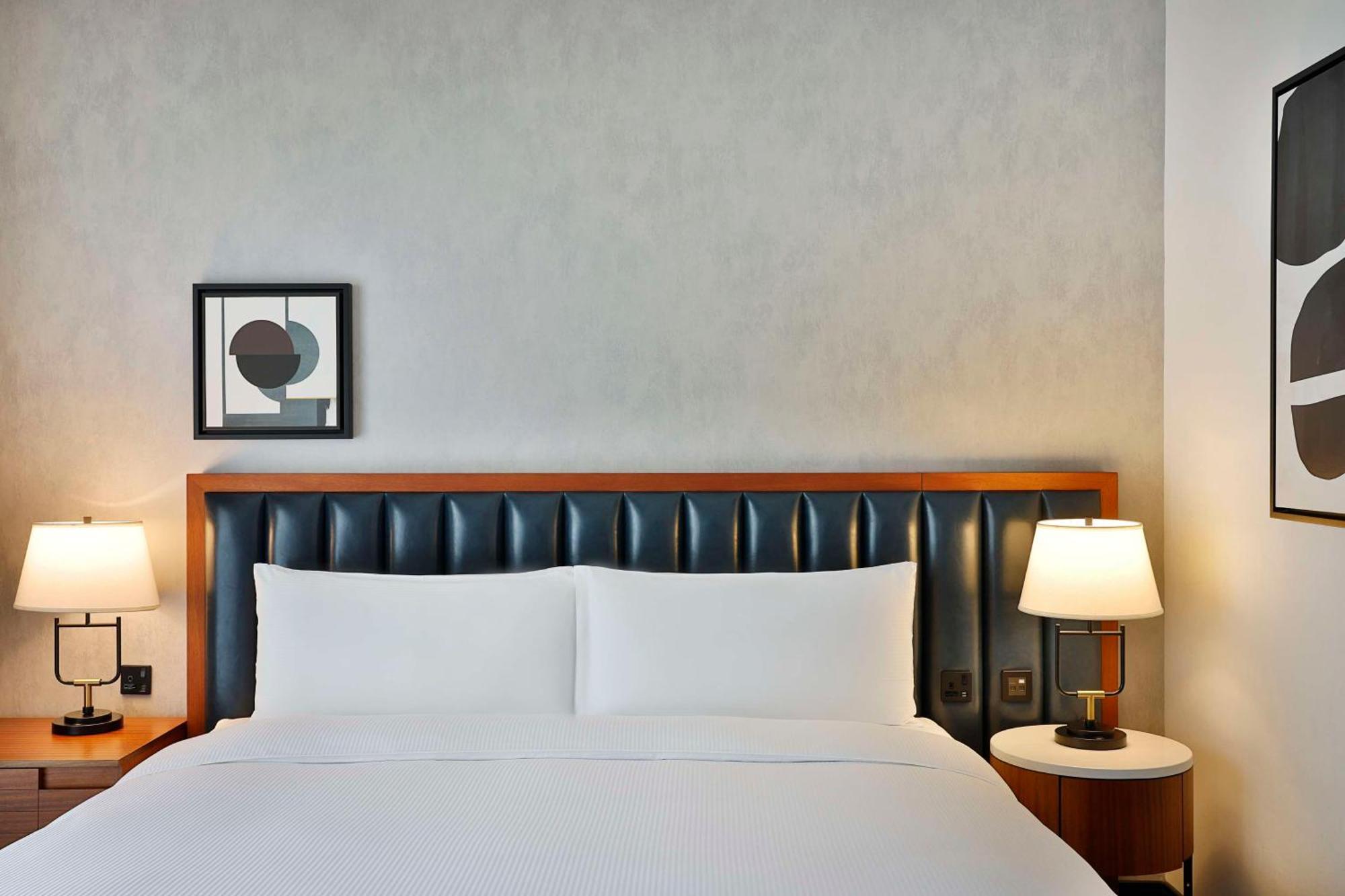 Doubletree By Hilton Dubai M Square Hotel & Residences Εξωτερικό φωτογραφία A bedroom at the hotel
