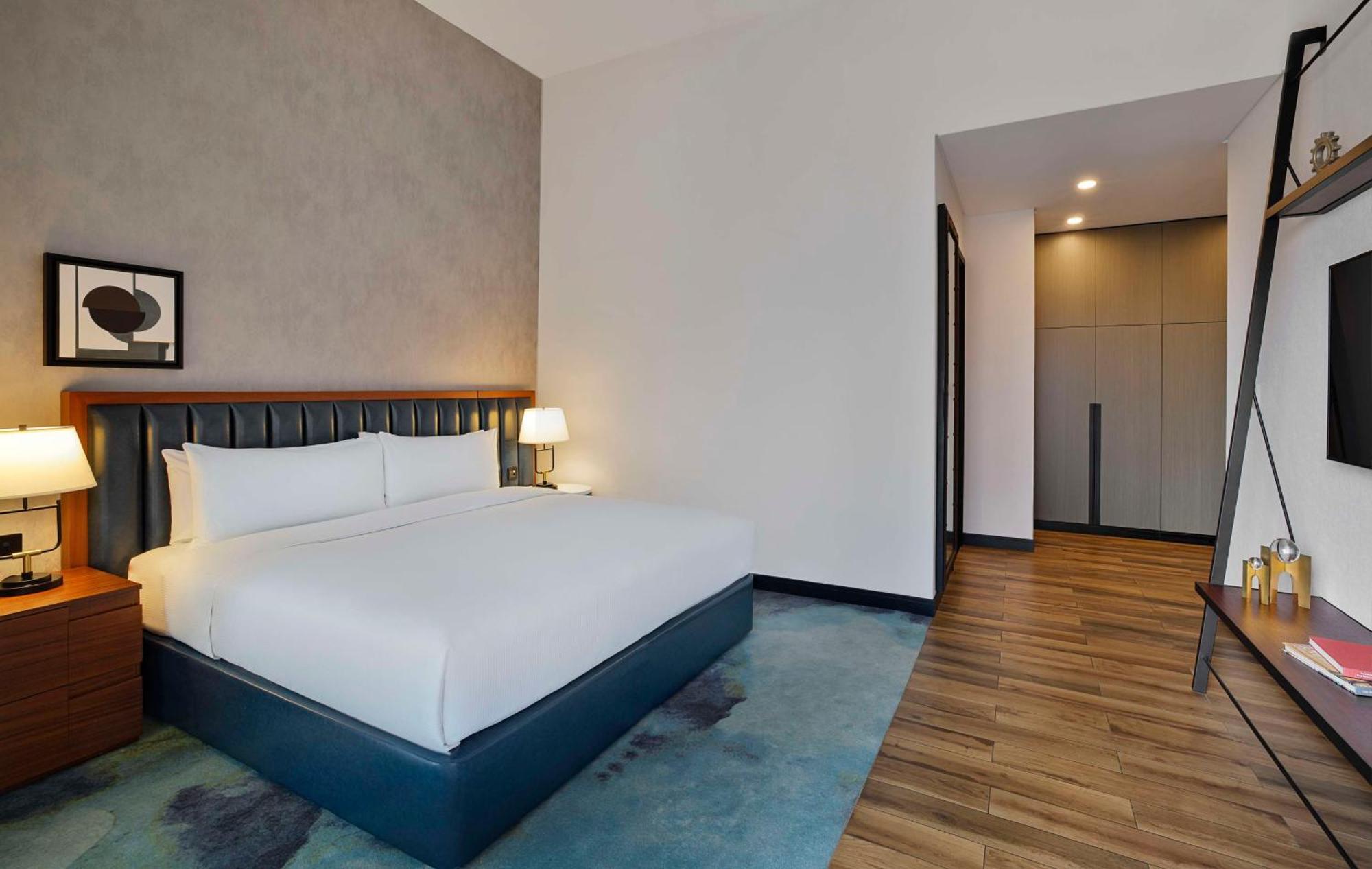 Doubletree By Hilton Dubai M Square Hotel & Residences Εξωτερικό φωτογραφία A bedroom at the hotel