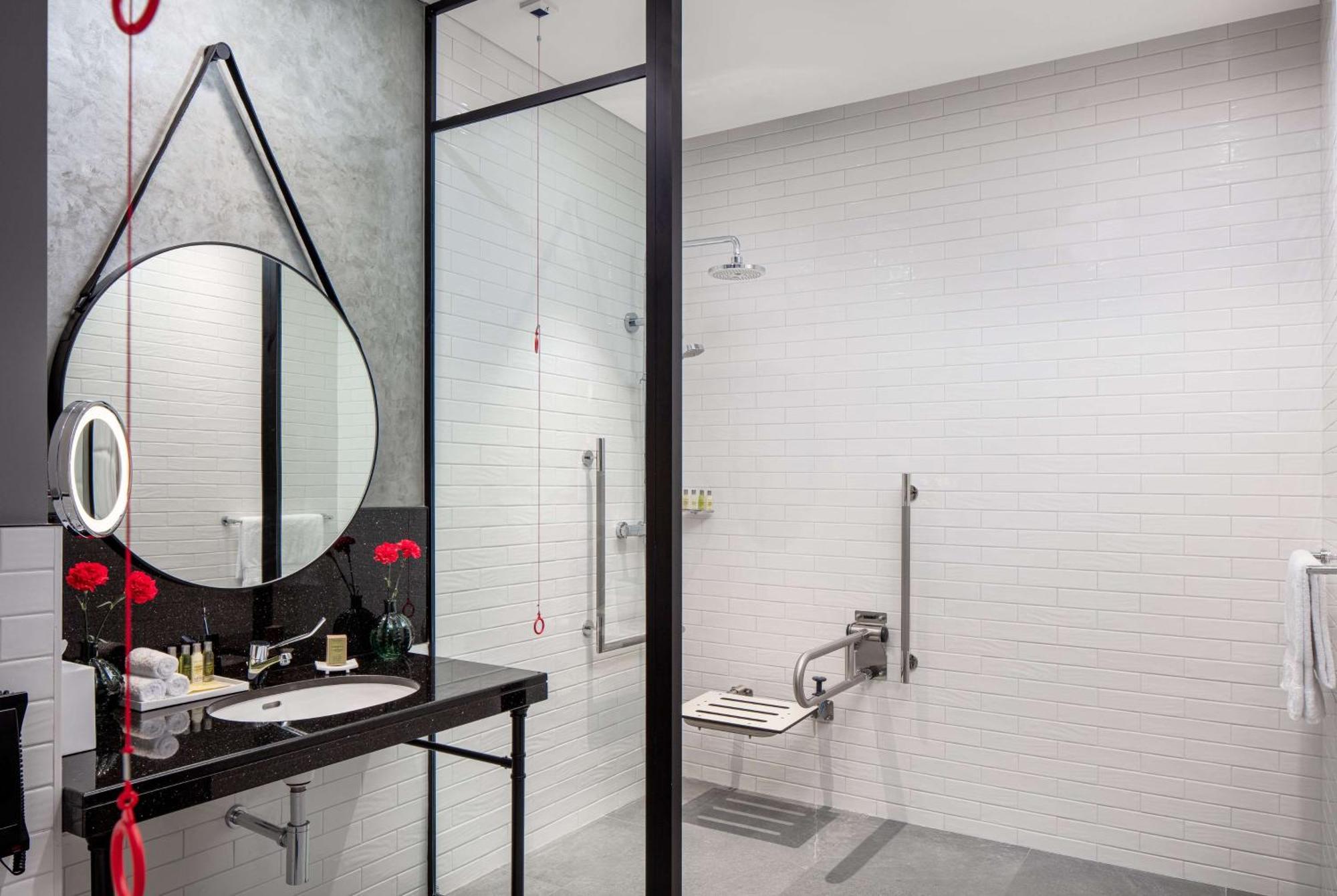 Doubletree By Hilton Dubai M Square Hotel & Residences Εξωτερικό φωτογραφία Bathroom of a hotel room