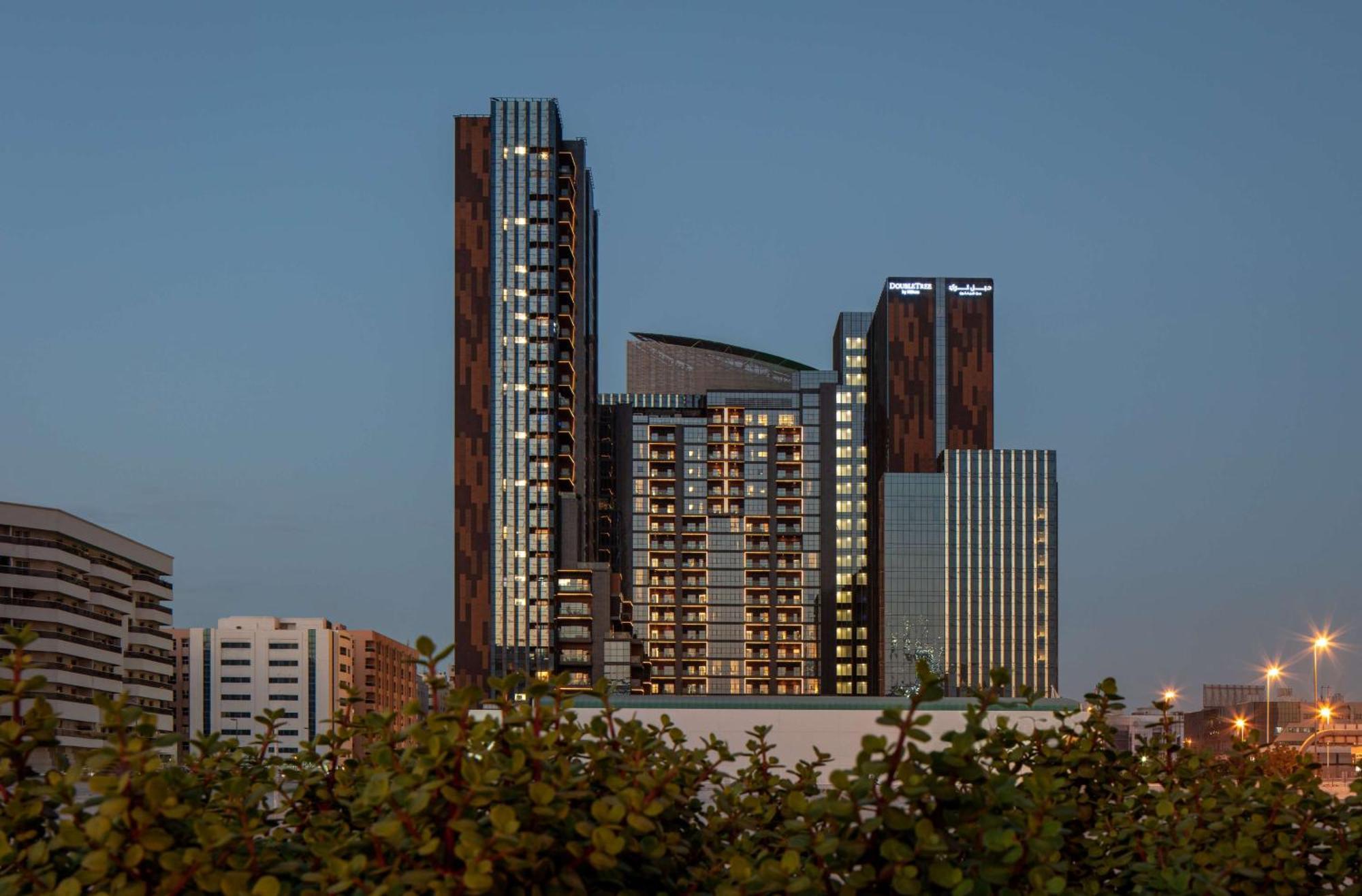 Doubletree By Hilton Dubai M Square Hotel & Residences Εξωτερικό φωτογραφία The building at night
